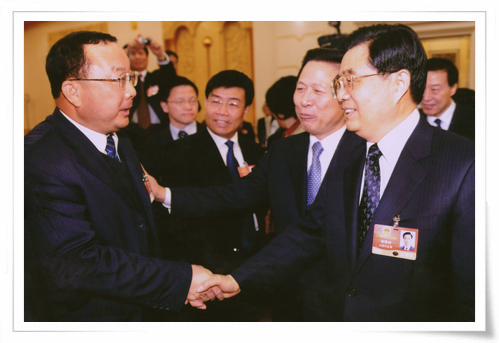 在十一屆全國人大會議上，時任中共中央總書記胡錦濤親切接見集團創始人劉慶年